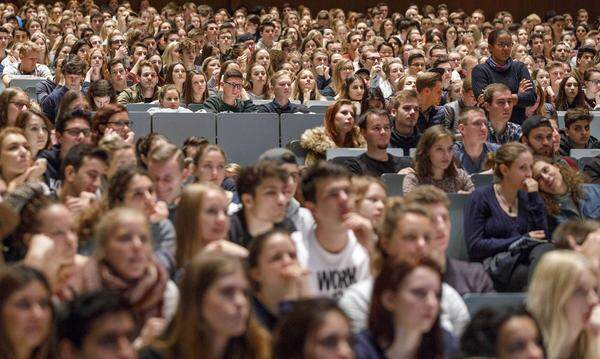 Studiengebühren in noch unbekannter Höhe („moderat“) werden eingeführt, sie sollen später steuerlich abgesetzt werden können. Studenten wird in den ersten Semestern das Erreichen einer bestimmten Zahl von ECTS-Punkten vorgeschrieben. ÖH-Mittel sollen nur für Beratung und Interessenvertretung von Studenten verwendet werden, nicht für Allgemeinpolitisches.