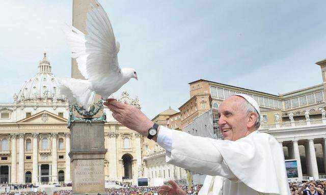 VATICAN POPE DOVES