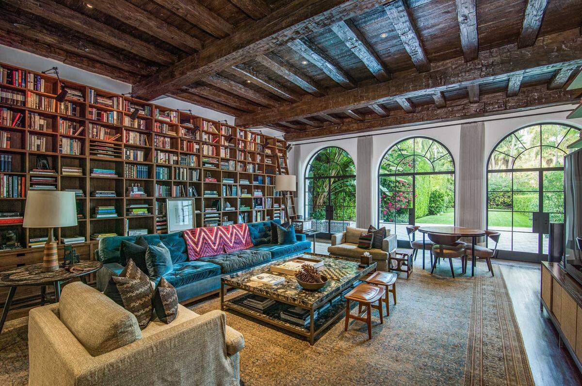 Dabei kann die Villa Ruchello mit einer weiteren Besonderheit aufwarten: Da sie zur Zeit der Prohibition entstand, gibt es im Haus, hinter einer Bücherwand in der Bibliothek, ein Speakeasy. Eine geheime Treppe führt in den Weinkeller des Hauses.
