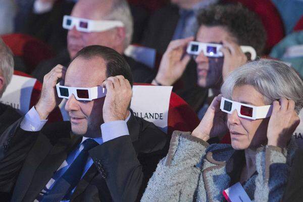 Weltweit verfolgten viele Menschen die Landung. Der französische Präsident Francois Hollande (li.) und die ehemalige Astronautin Claudie Haignere beobachteten das Spektakel mit 3D-Brillen in Paris.