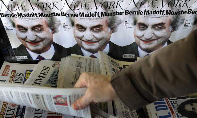 Titelseiten des „New York Magazine“ an einem New Yorker Kiosk im Februar 2009. Sie zeigten Bernie Madoff mit weiß bemaltem Joker-Gesicht.