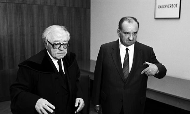 Fred Sinowatz (r.) und sein Anwalt Walter Schuppich beim Prozess wegen falscher Beweisaussage.