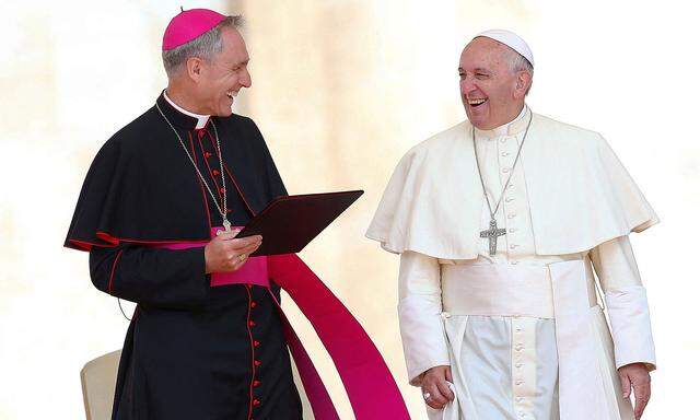 Archivbild. Erzbischof Gänswein (li.) und Papst Franziskus sind sich offenbar nicht immer einig, was den Kurs der katholischen Kirche angeht.