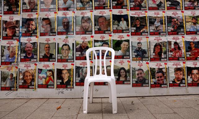 Ein leerer Sessel vor einer Fotowand der Geiseln im Gazastreifen erinnert in Tel Aviv an deren Schicksal sieben Monate nach Kriegsbeginn.    