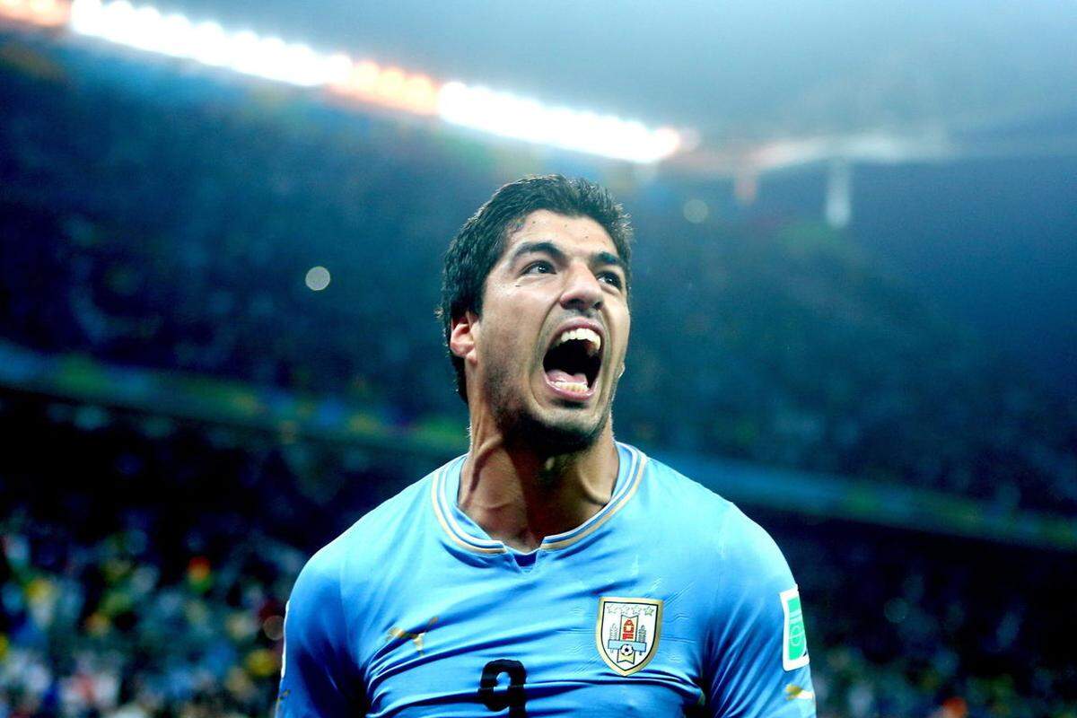Luis Suarez sorgt bei der Weltmeisterschaft 2014 einmal mehr für Aufsehen. Der 27-jährige Stürmer aus Uruguay beisst den Italiener Giorgio Chiellini in die Schulter. Suarez entschuldigt sich später, unmittelbar nach der Partie bestreitet er das Vergehen. Der Internationale Sportgerichtshof sperrt ihn anschließend für vier Monate.