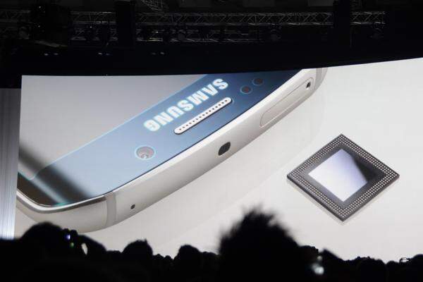 Der neue Prozessor trägt dazu bei, dass Samsung auf einen kleineren Akku setzt, als es noch beim Galaxy S5 der Fall war. Die Ausdauer soll sogar besser sein als beim Samsung-Vorgänger.