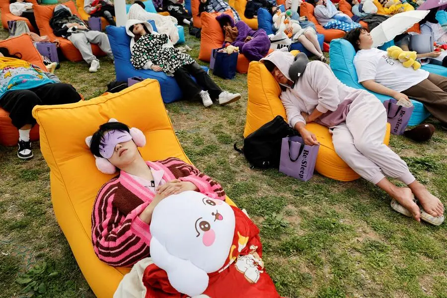 <strong>3. Mai.</strong> Sie kamen in Jogginganzug, Pyjama oder Bademantel, mit Decken, Kuscheltieren und Schlafmasken: Zum dritten Mal hat die Stadt Seoul am Wochenende in einem Park zum „Power Nap Contest“ geladen. Ernster Hintergrund: Wie Daten zeigen, ist Südkorea eine der am meisten überarbeiteten Nationen der OECD, seine Bürgerinnen und Bürger zählen zu jenen, die am wenigsten Schlaf bekommen. Letzterer wurde beim Wettbewerb übrigens anhand der Herzfrequenz gemessen, der Sieg ging an einen 80-Jährigen.