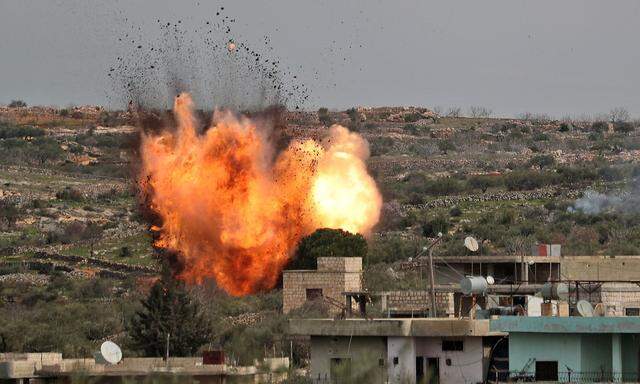 Regierungstruppen mit russischer Hilfe auf dem Vormarsch: Das Bild zeigt einen russischen Luftangriff auf das Dorf el-Baraon in einem Dorf im Süden der syrischen Provinz Idlib