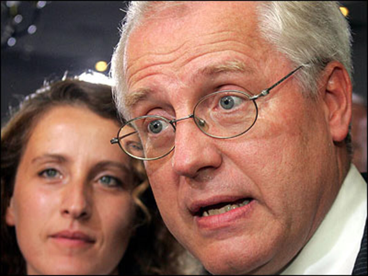 "Wer die Macht hat, in Sachen Parteiförderungen und im ORF,der setzt sich durch." Hans-Peter Martin ortet Gründe für sein schlechtes Abschneiden.