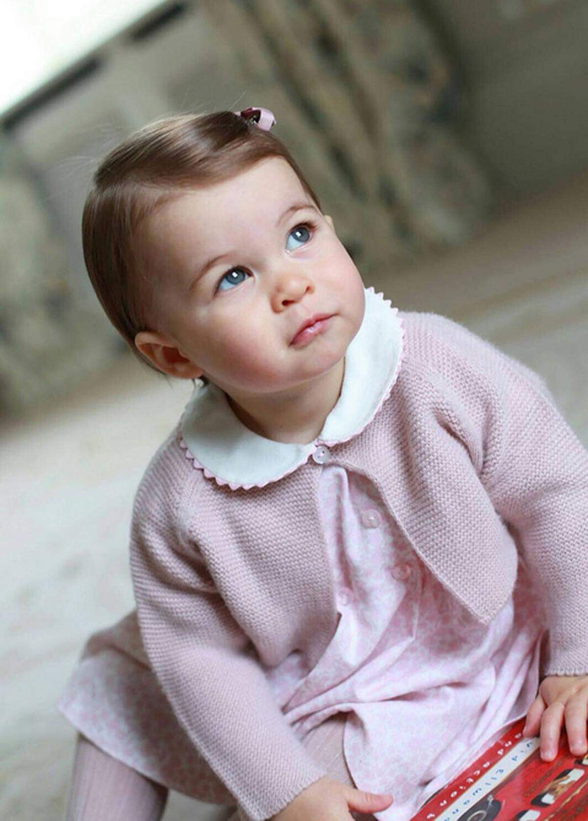 Pünktlich zum Ehrentag der kleinen Prinzessin Charlotte hat das britische Königshaus neue Fotos veröffentlicht. Das jüngste Kind von Herzogin Kate und Prinz William wurde am 2. Mai ein Jahr alt.