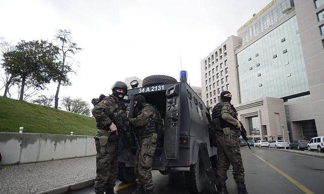 Türkische Spezialkräfte vor dem Einsatz im Justizpalast.