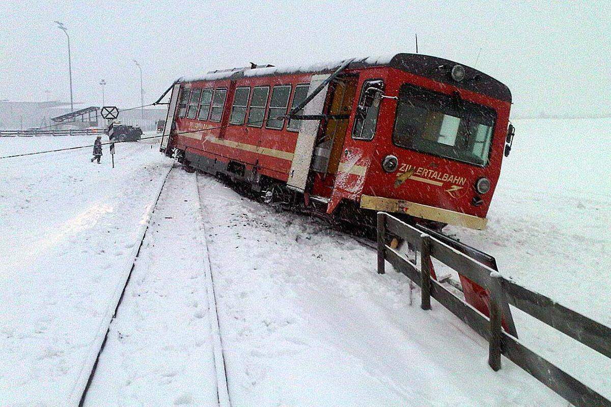 In Tirol hat die Zillertalbahn einen Schneepflug gerammt, sechs Personen wurden dabei verletzt.