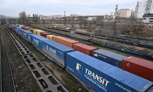 Container auf Frachtzügen nahe Moskau. Der Handel zwischen Russland und vielen westlichen Staaten mag großteils weggebrochen sein, aber mit Ländern wie China, Indien, Indonesien, Brasilien, Südafrika, den Arabischen Emiraten bzw. mit deren Vermittlung geht es munter weiter und konnte dadurch einiges kompensieren.