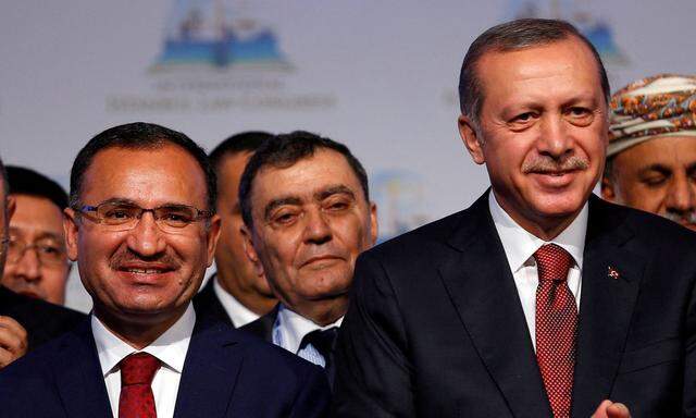 Erdoğans neuer Justizminister, Bekir Bozdağ (l.), dürfte in Zukunft noch härter gegen Regimekritiker vorgehen. 