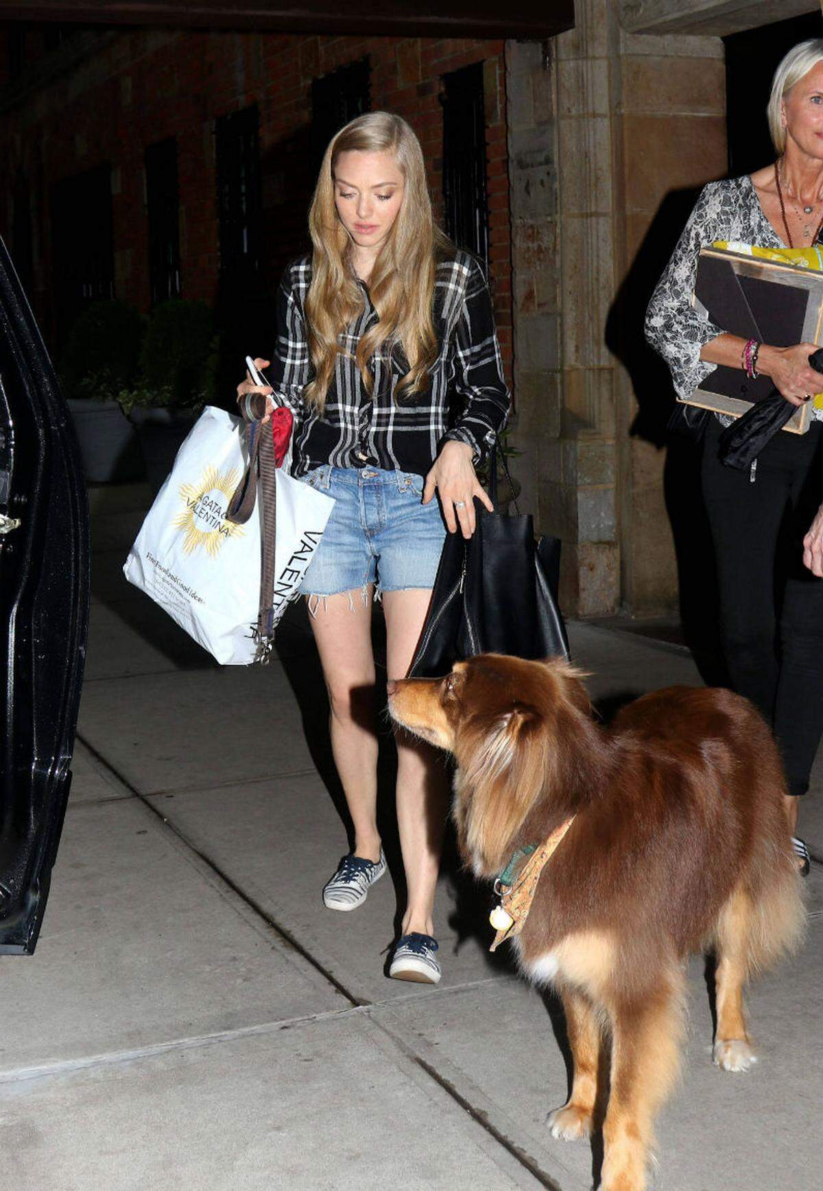 Schauspielerin Amanda Seyfried greift zu Jeans, wenn sie mit ihrem Hund spazieren geht.