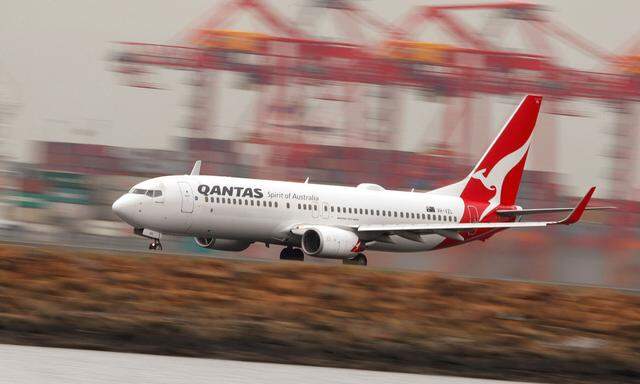 Eine Boeing 737 NG der Fluggesellschaft Qantas hebt ab. 