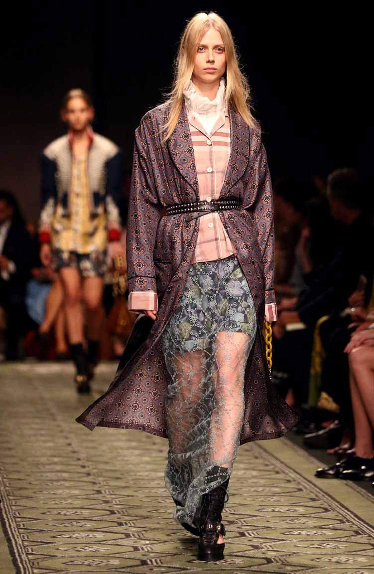 Bei Burberry ist Muster- und Materialmix mit Blümchen, Karos, Transparenz und Rüschen angesagt.