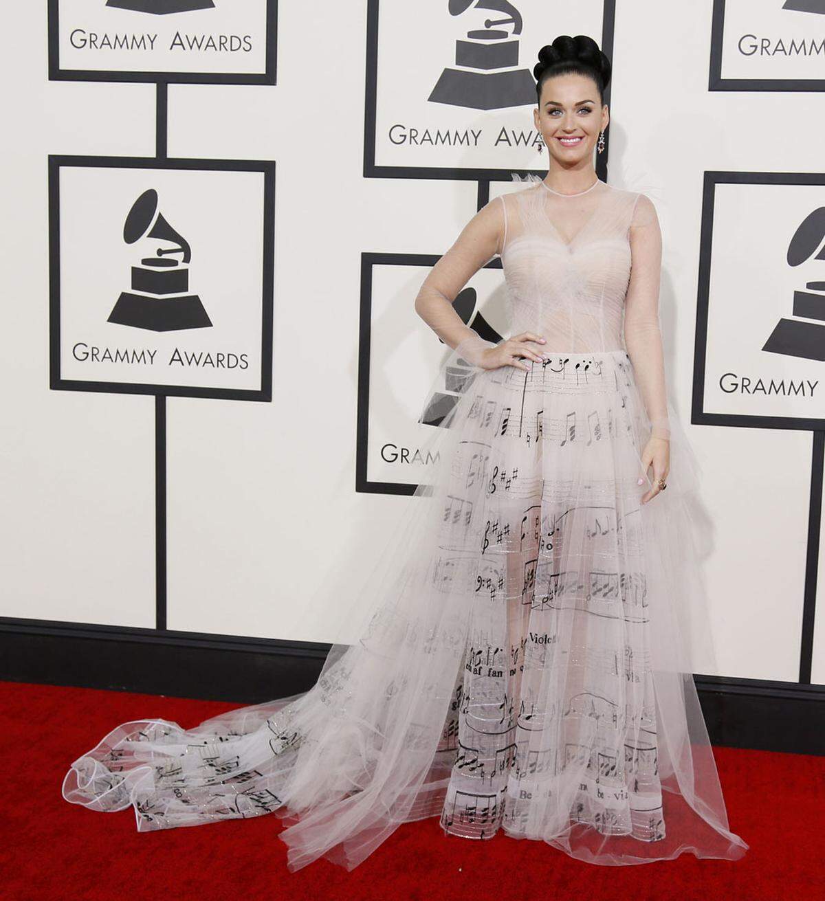 Notenschlüssel auf dem Valentino Couture-Kleid, das Sängerin Katy Perry trug, sollten wohl das Thema des Abends wieder aufgreifen. Immerhin gelten die Grammy Awards als der wichtigste US-amerikanische Musikpreis. Wirklich glänzen konnte sie damit auf dem roten Teppich aber nicht.