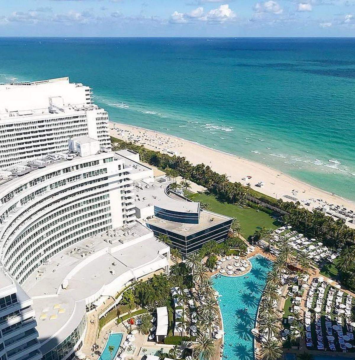 Das Fontainebleau gilt als erstes Luxushotel in Miami und überzeugt mit seinen geschwungenen Pools. Filme wie "Scarface" und "Goldfinger" spielen teilweise in dem Hotel.