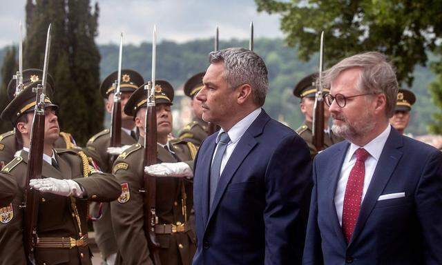 Nehammer wurde in Prag von seinem Amtskollegen Fiala empfangen.
