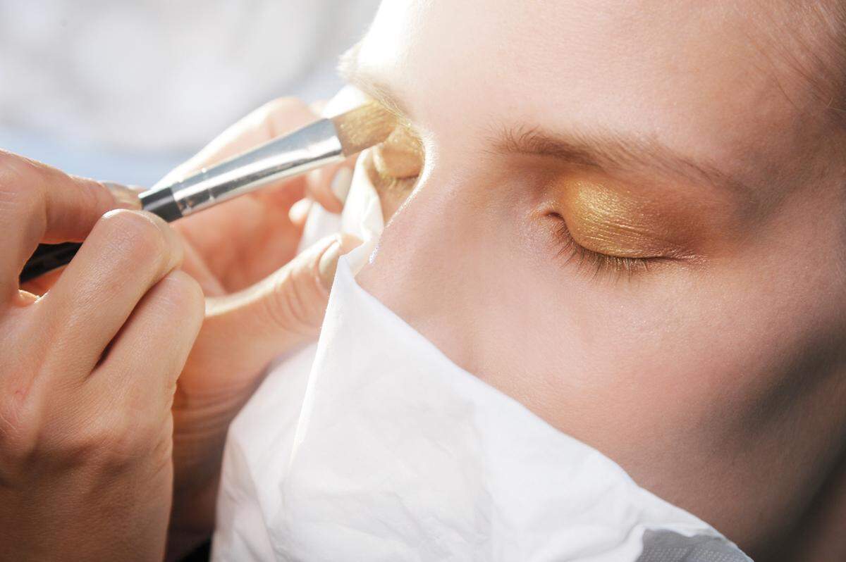 In einem goldenen Orangeton schimmerten die Augen der Models bei Alberta Ferretti.