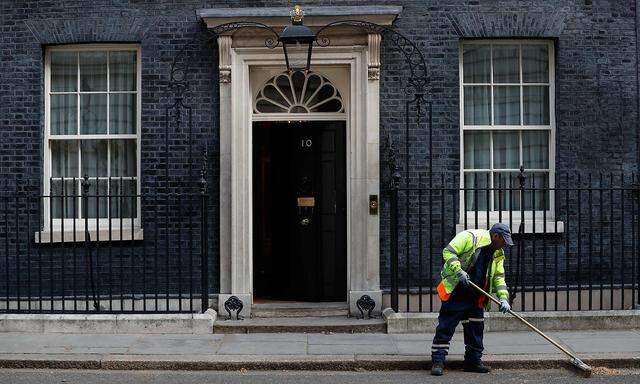 Downing Street Nummer 10 - im Gebäudekomplex der Premierministerin rauchen erneut die Köpfe der Regierung.