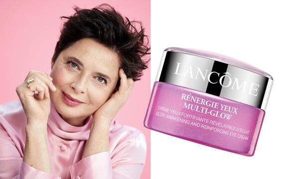 Experimentierfreudig. Isabella Rossellini ist nicht nur Lancôme-Testimonial, sie begab sich für die Entwicklung der neuen „Rénergie Yeux Multi-Glow"-Augenpflege selbst in die Labors der Marke: „Ich bin keine Chemikerin, aber ich möchte verstehen, wie die Formel für eine Crème gewählt wird", sagt sie (15 ml um 60 €).