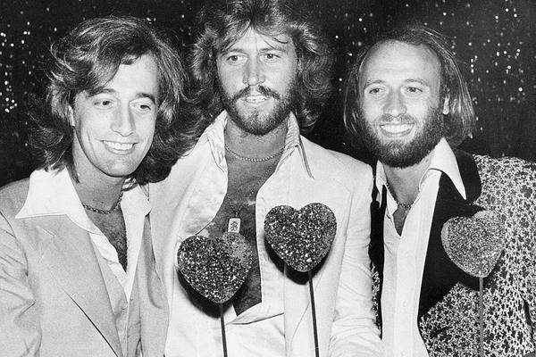 Robin Gibb war bereits im Alter von sechs Jahren gemeinsam mit seinen Brüdern Maurice und Barry aufgetreten. Anfang der 1960er Jahre nannten sie sich Bee Gees.