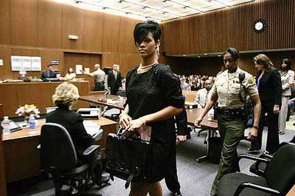 Laut einem Ermittlungsbericht der Polizei schlug Brown auf Rihanna ein und stieß ihren Kopf gegen das Fenster seines Autos.
