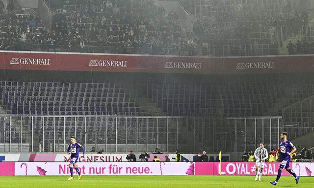 Der Gästesektor in der Generali-Arena blieb leer, die Rapid-Fans wurden von der Polizei neben der Südosttangente aufgehalten.