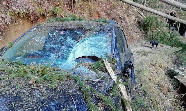 Ein beschädigtes Auto in Lasberg (Oberösterreich).