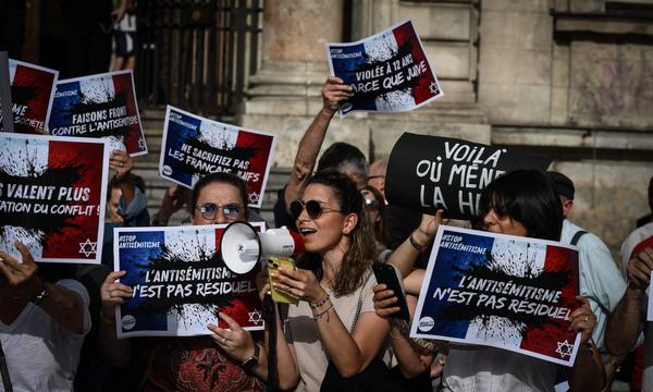 „Vergewaltigtes jüdisches Mädchen, die Republik in Gefahr“: Protest in Lyon gegen die Vergewaltigung einer Zwölf-
jährigen und den Antisemitismus im Land. 