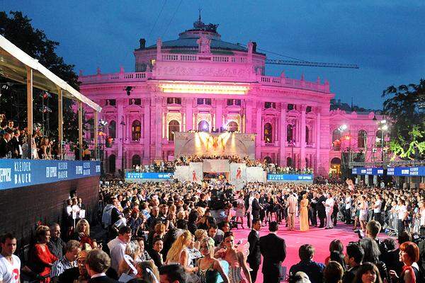 Das Burgtheater erstrahlte auch in diesem Jahr wieder in Pink. Die zahlreichen Zuschauer warteten gespannt auf die Promis am Magenta-Carpet ...