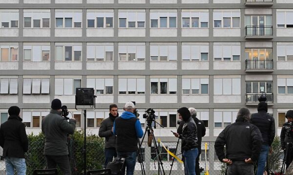 Journalisten und Kameraleute vor dem Spital