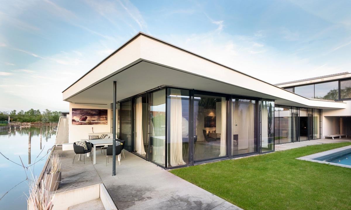 Architektenhaus umringt von Neusiedler See und Edelstahlpool.