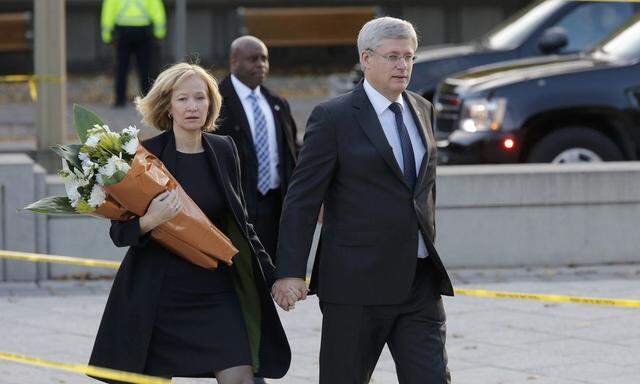 Prime Minister Stephen Harper and his wife Laureen Harper approach the Canada War Memorial to pay their respects to Cpl. Nathan Cirillo in Ottawa