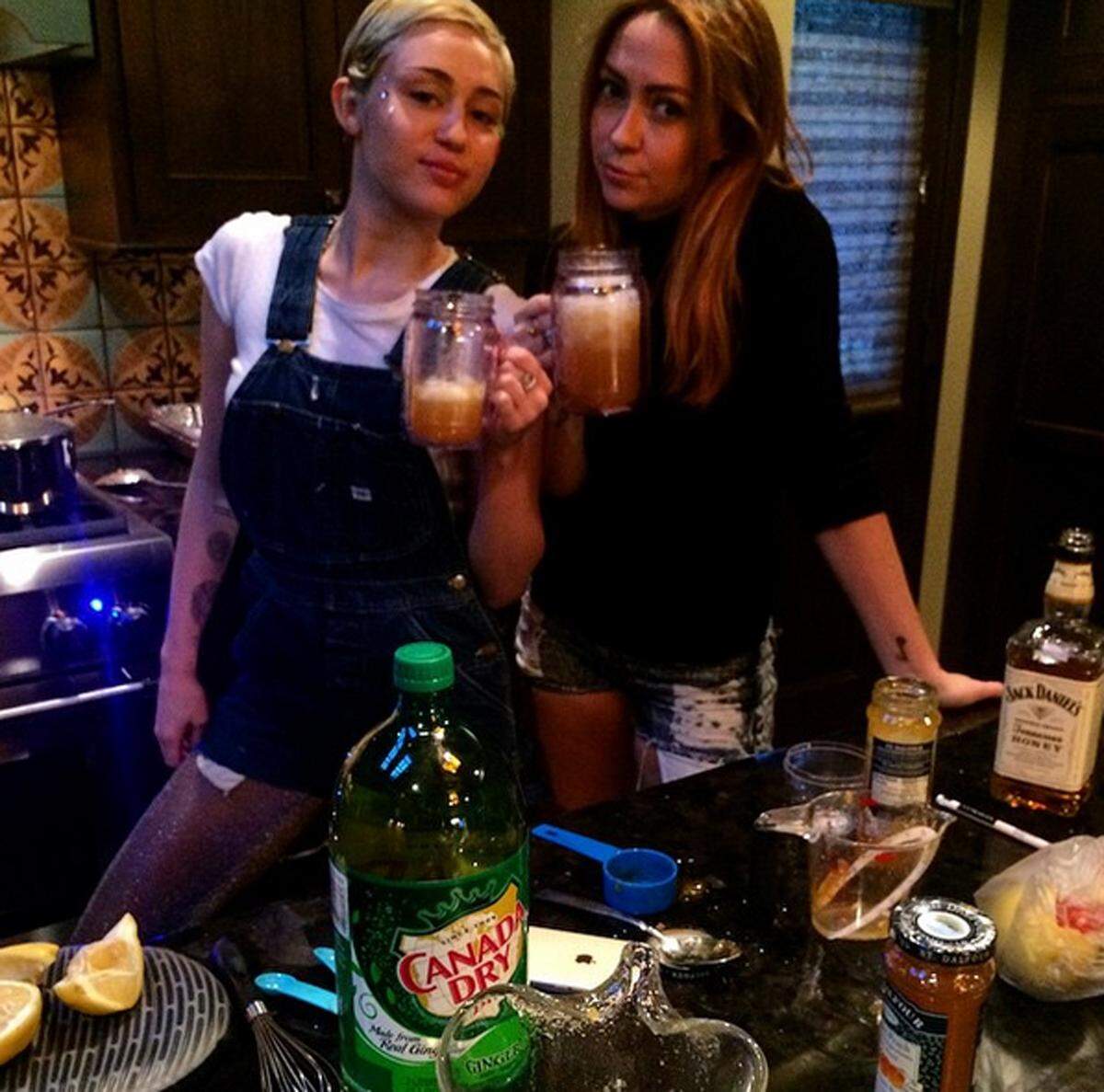 Miley Cyrus feierte bei ihrer Schwester.