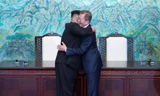 Nordkoreas Machthaber Kim Jong-un und Südkoreas Präsident Moon Jae-in (l.)
