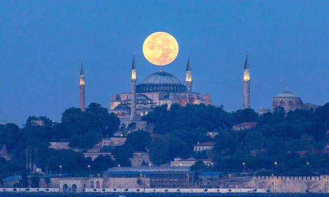 August 31, 2023, Istanbul, Turkey: A rare Super Blue Moon rises over Istanbul s famous Hagia Sophia Mosque and Bosphorus in Istanbul, Turkey. The rare supermoon is an occurrence that won t happen again until 2037. The term Blue Moon does not refer to the color of the moon, but is the term used to signify the second full moon in a month. Istanbul Turkey - ZUMAi72_ 20230831_znp_i72_005 Copyright: xTolgaxIldunx