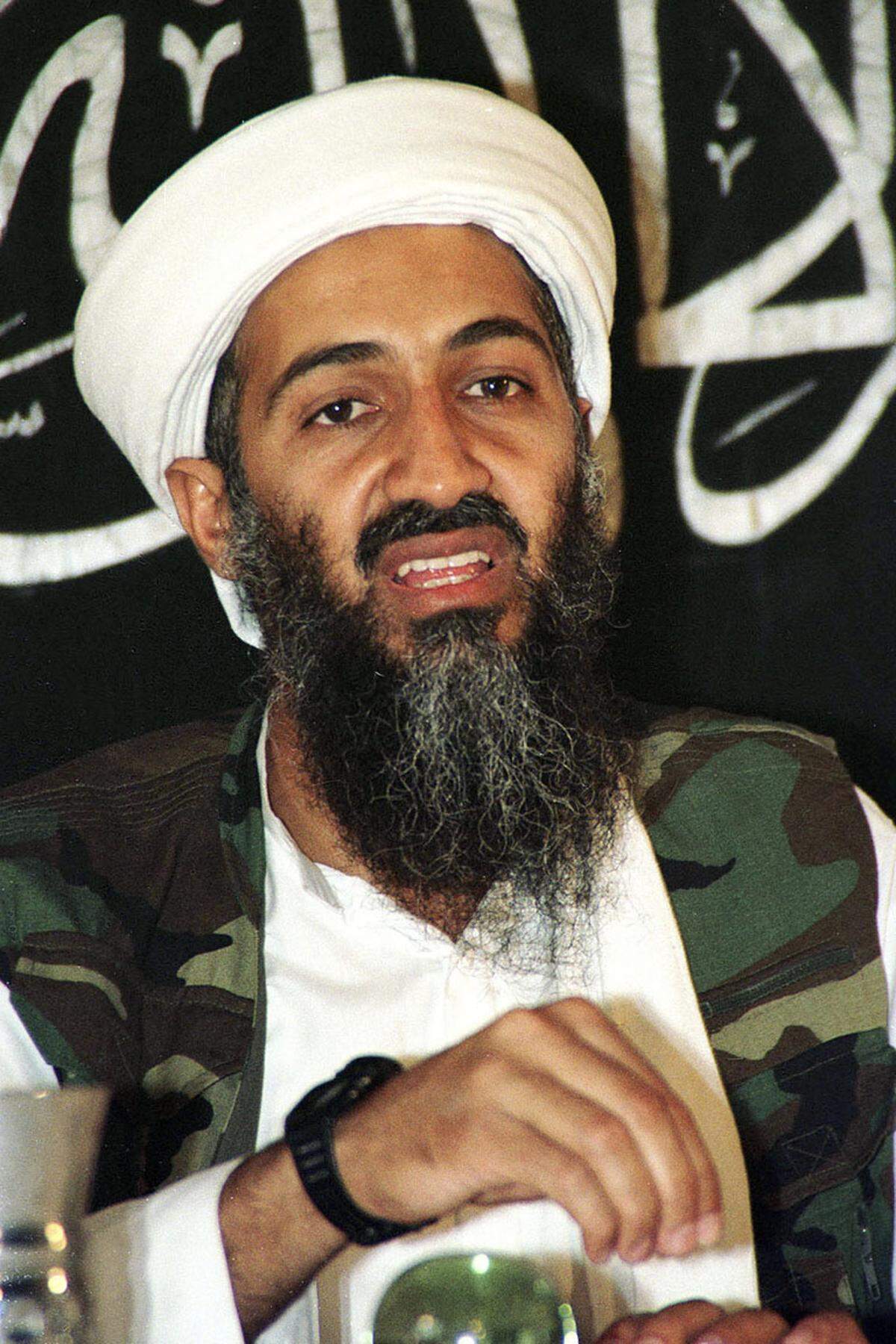 Fast zehn Jahre lang hat die Suche nach dem „Staatsfeind Nr. 1“ gedauert. Bin Laden galt als Drahtzieher der Anschläge vom 11. September 2001. Als die USA nach 9/11 in Afghanistan einmarschieren, flieht der al-Qaida-Führer. Trotz intensiver Suche und einem Kopfgeld von 25 Millionen US-Dollar fehlt lange jede Spur von ihm.