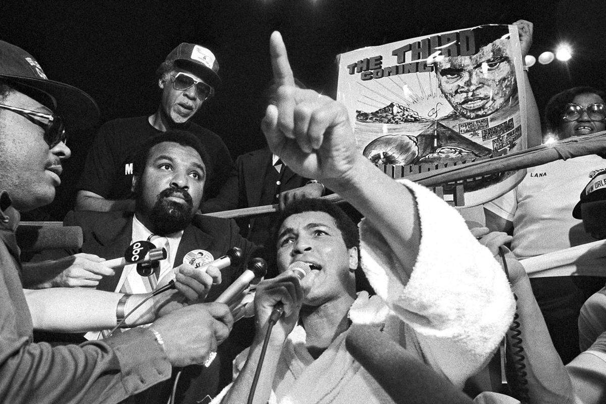 Sieben Monate später holte sich Ali den WM-Titel zurück und beendete danach im Alter von 36 Jahren, schon gezeichnet von seiner Krankheit, seine Karriere. Ein Comebackversuch 1980 endete in einem völligen Desaster. In seinen letzten Kämpfen musste er mehr einstecken als in seiner gesamten Karriere (von 61 Profikämpfen gewann er 56, 37 davon vorzeitig).  Im Bild: Ali vor dem Rückkampf gegen Spinks