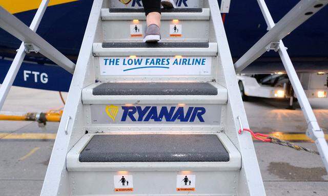 Ryanair kämpft mit Streiks und Gewinnrückgängen. Die Aktie lag am Montag deutlich im Minus.