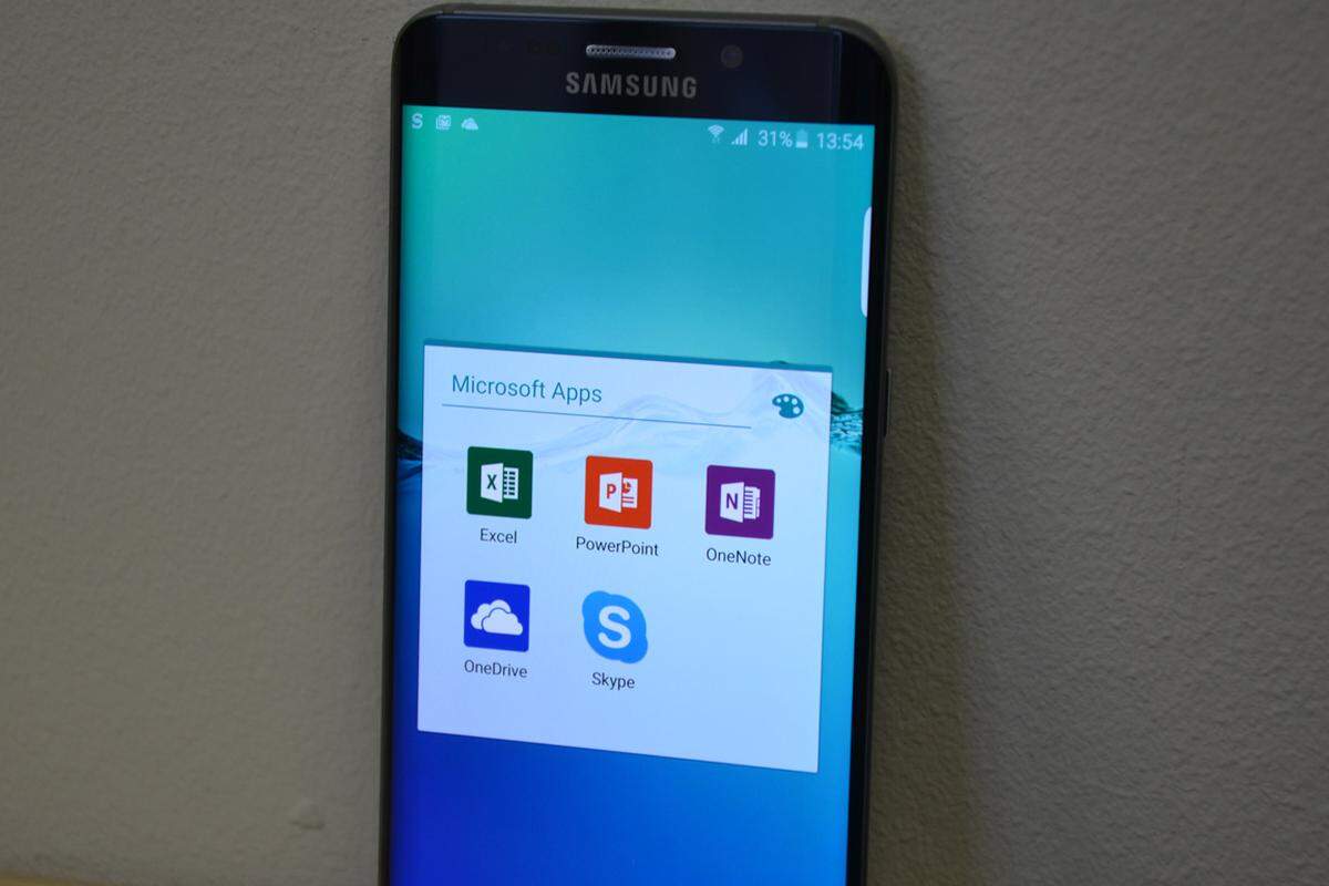 Mit einem vollwertigen Office-Paket will Samsung dem geneigten Kunden das Galaxy S6 Edge Plus als vollwertiges Arbeits- und Multimedia-Gerät anpreisen. Angesichts der Tatsache, dass der Speicher auch in diesem Modell nicht erweiterbar ist, ein Minuspunkt, wenn man bedenkt, dass das 128-Gigabyte-Modell auch erheblich teurer ist. Laut Preisangaben von Samsung liegt die Differenz zwischen 32 Gigabyte und 128 Gigabyte bei 200 Euro.