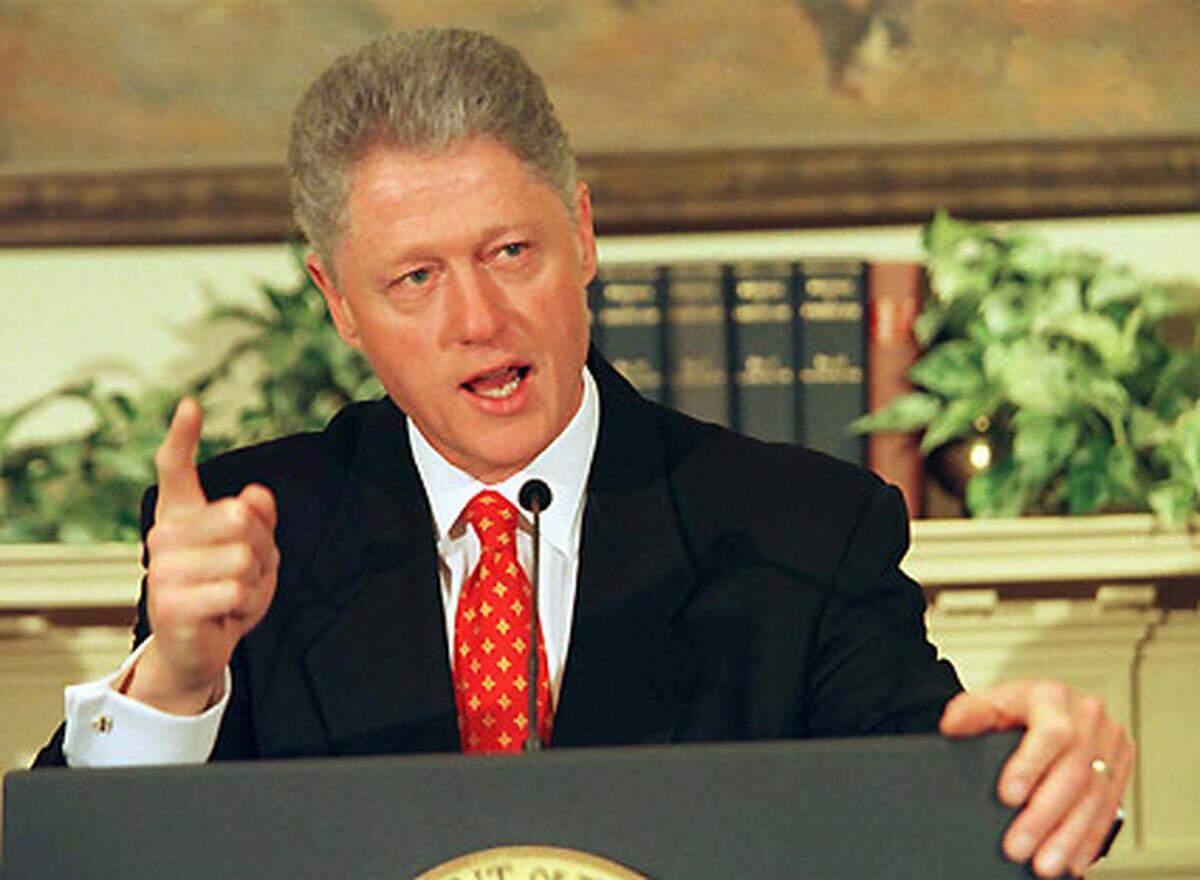 Clinton leugnete unter Eid seine Beziehung mit Lewinsky: "Ich hatte niemals eine sexuelle Beziehung mit dieser Frau". 