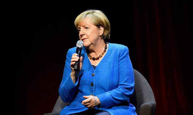 Sie lässt sich blicken: Die deutsche Ex-Kanzlerin Angela Merkel bei ihrem Auftritt im Berliner Ensemble am Dienstagabend.