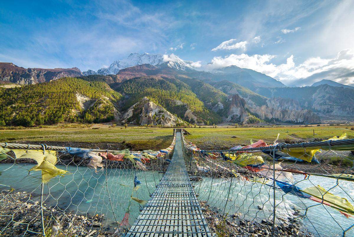 Auf Platz 10 des Rankings liegt die Annapurna-Gebirgskette im nepalesischen Himalaya. An Reisfeldern vorbei geht es über Yak-Wiesen und hoch zum schneebedeckten Thorung-La-Pass: Eine Wanderung um das Annapurna-Massiv zählt zu den schönsten der Welt.  