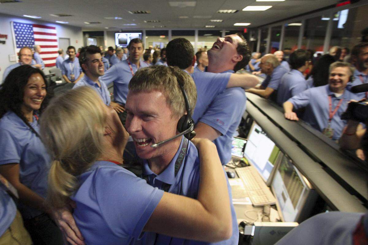Nachdem das Signal der Bodenberührung von "Curiosity" am 6. August 2012 um 7:31 Uhr und 45,4 Sekunden mitteleuropäischer Zeit empfangen wurde, überkam die Ingenieure eine Begeisterungs- und Erleichterungswelle. Der heikelste Teil der Mission war überstanden.Video des Nasa-Teams während der Landephase