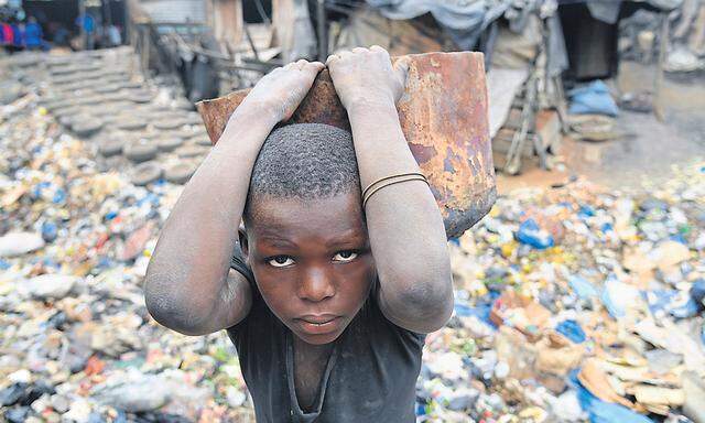 Lebensgefährliche Arbeit: Ein Kind schuftet in einer Schmiede in Abidjan, Elfenbeinküste.