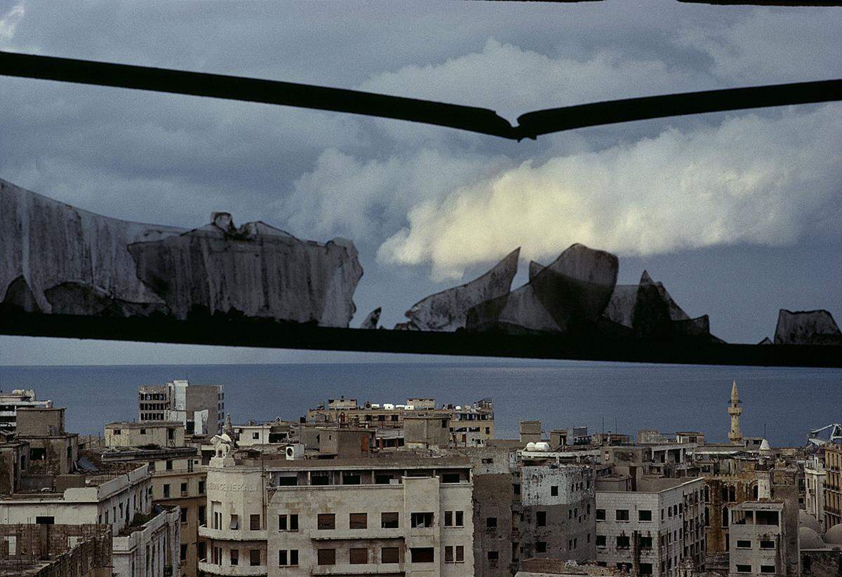 Über Jahrzehnte führte Burri bei seinen Reisen mindestens zwei Kleinbildkameras mit: Eine für Schwarz-Weiß-Fotografie, die andere für Farbe.  René Burri, Beirut, Libanon, 1991, (c) René Burri / Magnum Photos