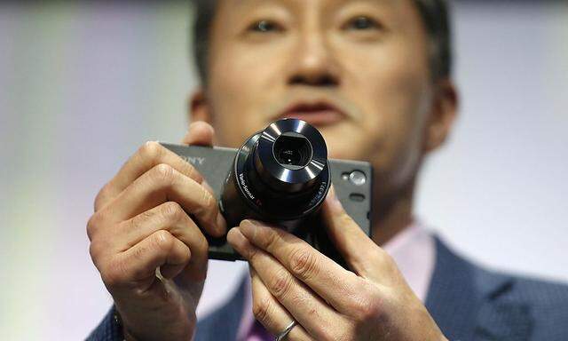 Sony zeigt sein Z1 mit dem Kamera-Aufsatz.
